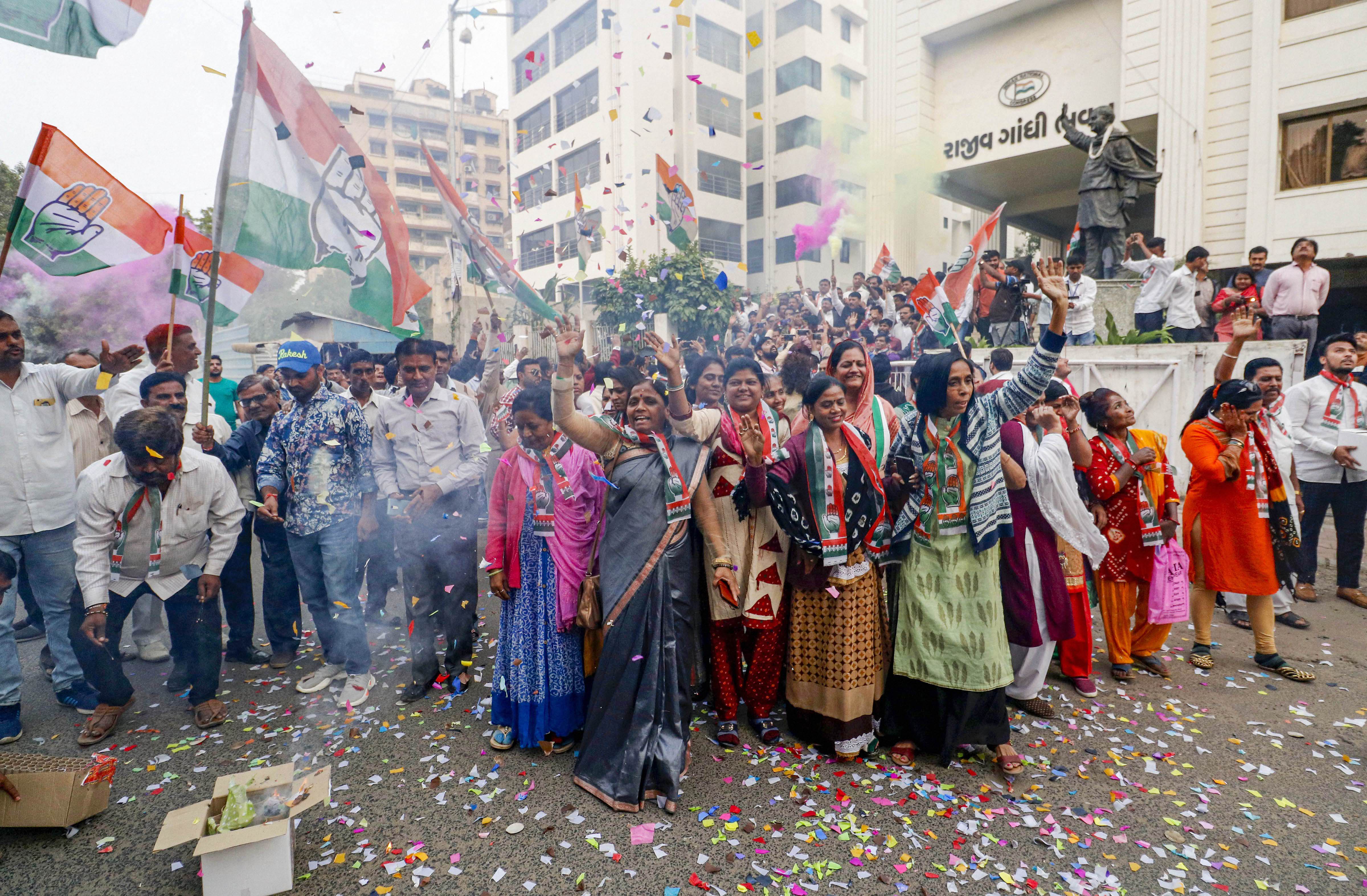 احمد آباد میں کانگریس کارکنان نے جھاکھنڈ میں کانگریس اتحاد کی جیت کے بعد جشن مناتے ہوئے
